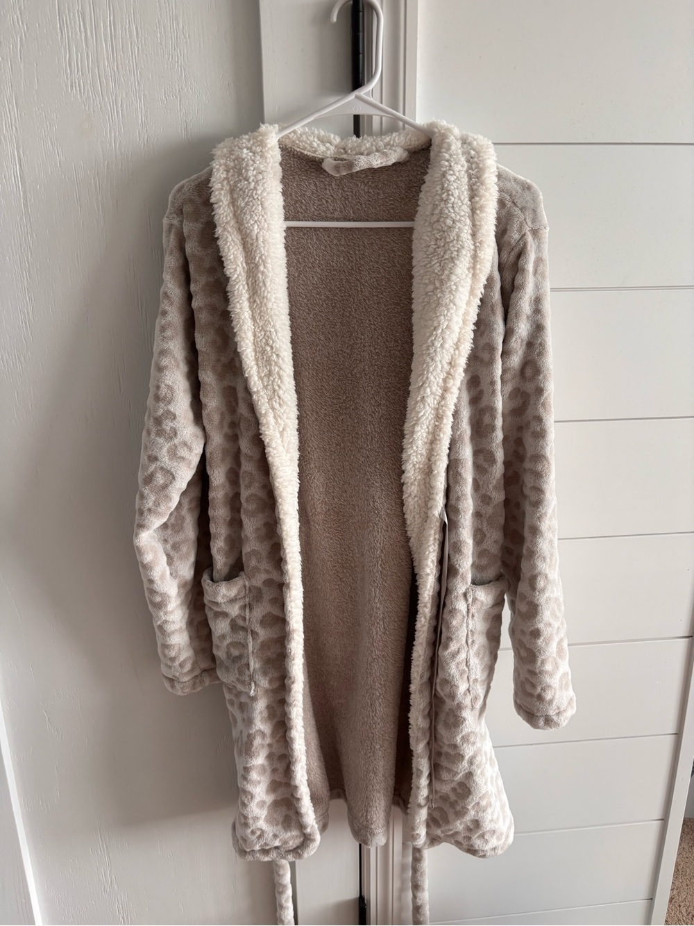 Bobbie Brooks Womens Taupe/Brown and Cream Leopard Print Robe